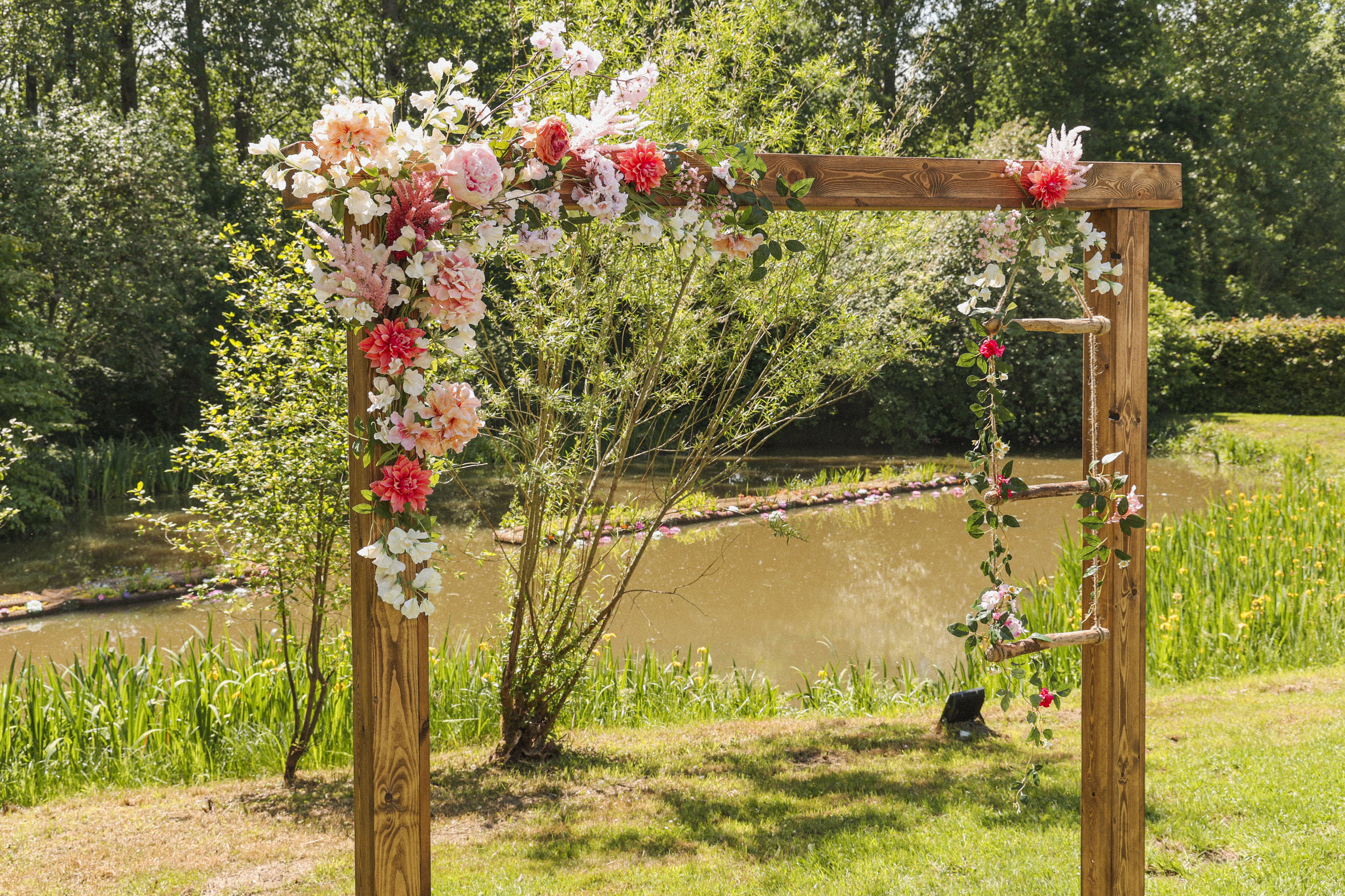 Op maat gemaakte poort met bloemstuk